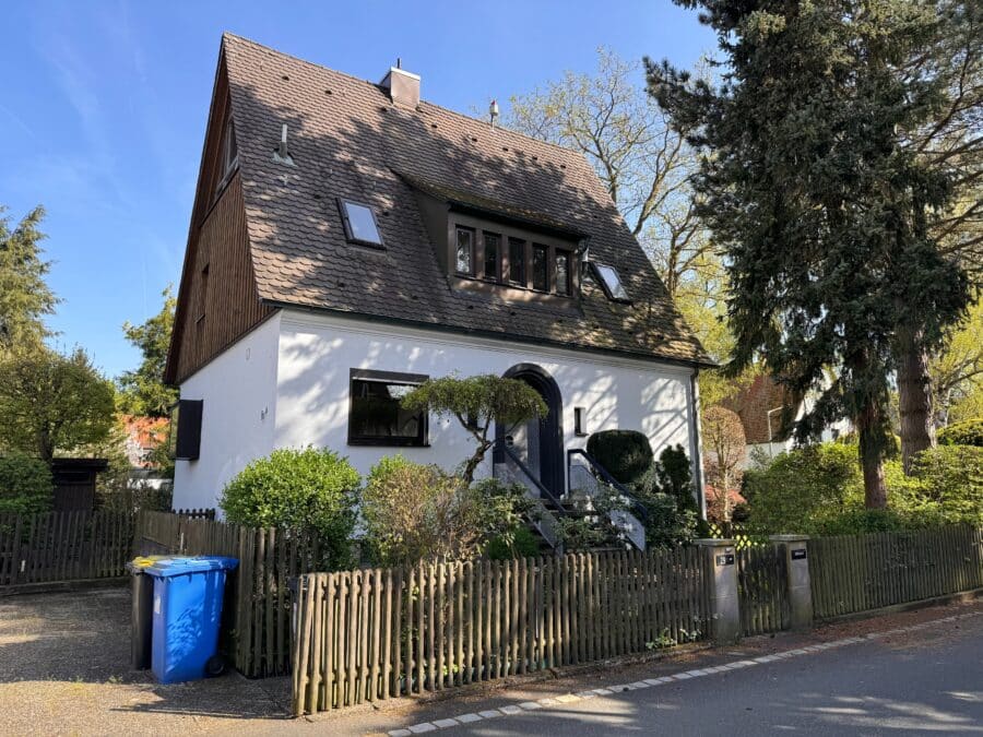 Charmantes Einfamilienhaus mit sonnigem Garten in beliebter Wohnlage von Nürnberg-Ziegelstein - Außenansicht