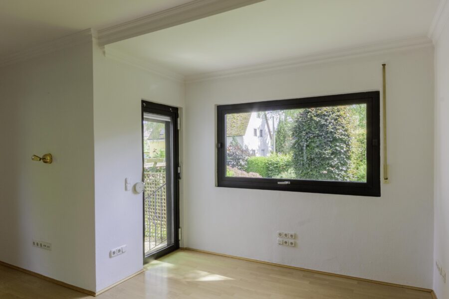 Charmantes Einfamilienhaus mit sonnigem Garten in beliebter Wohnlage von Nürnberg-Ziegelstein - Wohnzimmer mit Zugang zum Garten