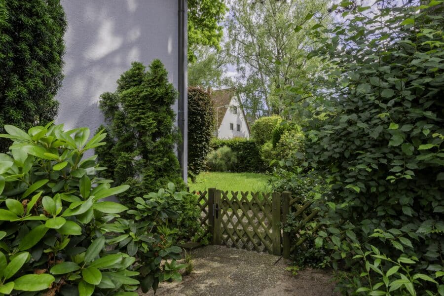 Charmantes Einfamilienhaus mit sonnigem Garten in beliebter Wohnlage von Nürnberg-Ziegelstein - Zugang zum Garten