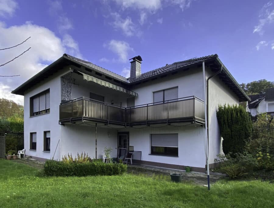 Einfamilienhaus mit Einliegerwohnung in ruhiger und idyllischer Sackgassenlage von Sundern-Stemel - Rückansicht
