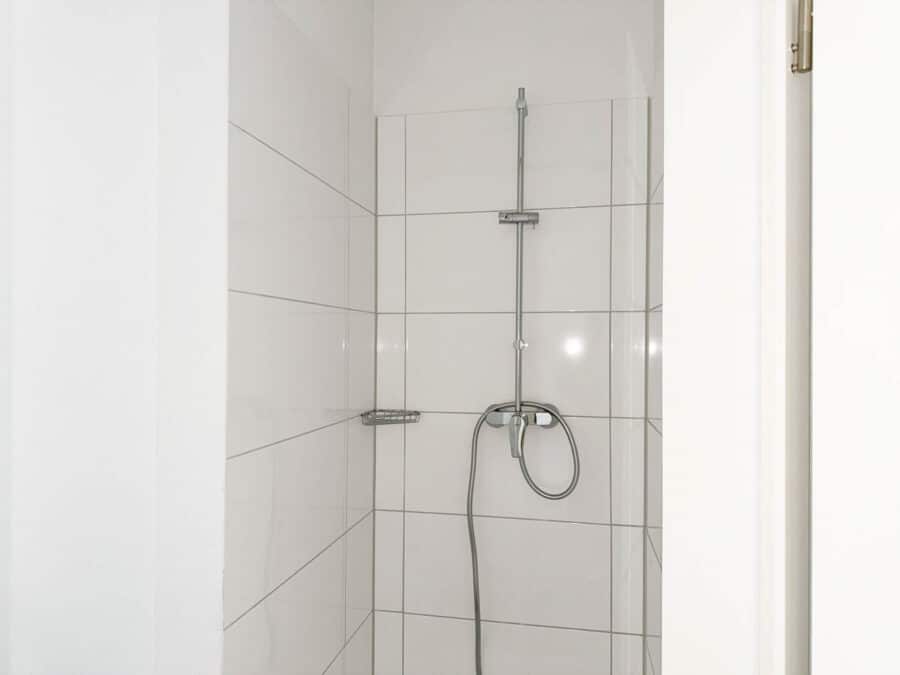 Beste FGZ-LAGE: Wohn- und Geschäftshaus voll vermietet/kernsaniert - Dusche