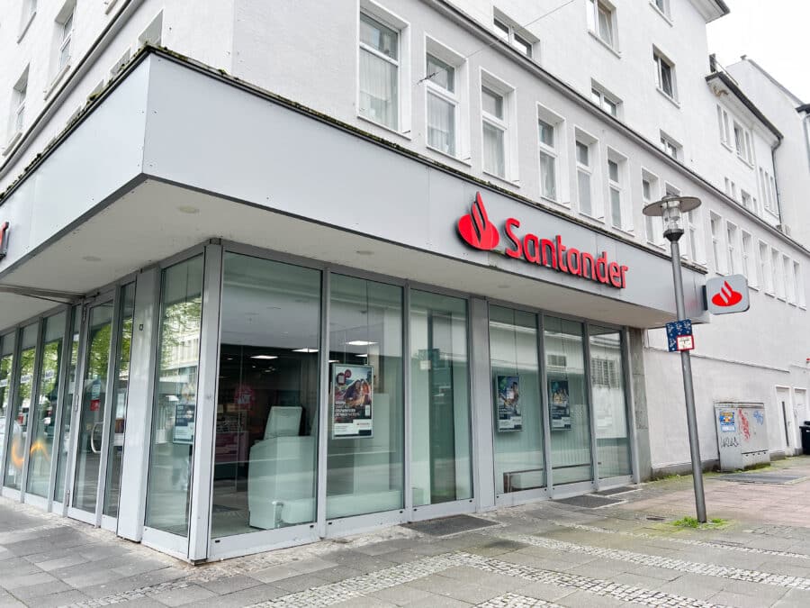 Beste FGZ-LAGE: Wohn- und Geschäftshaus voll vermietet/kernsaniert - Ansicht Gewerbemieter (Santander Bank)